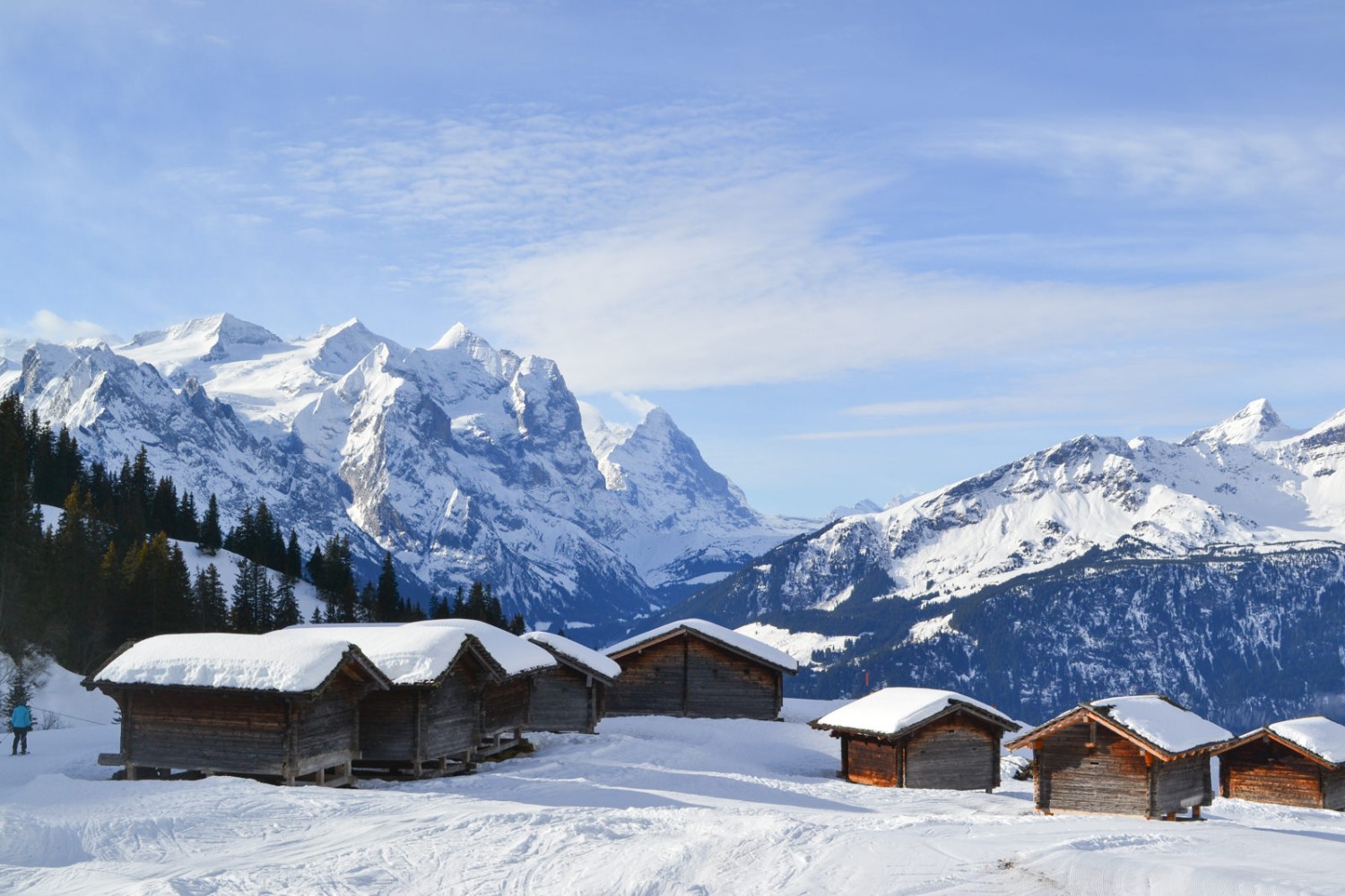 Hinter den Alphütten auf der Mägisalp erheben sich Wetterhorn und Eiger.