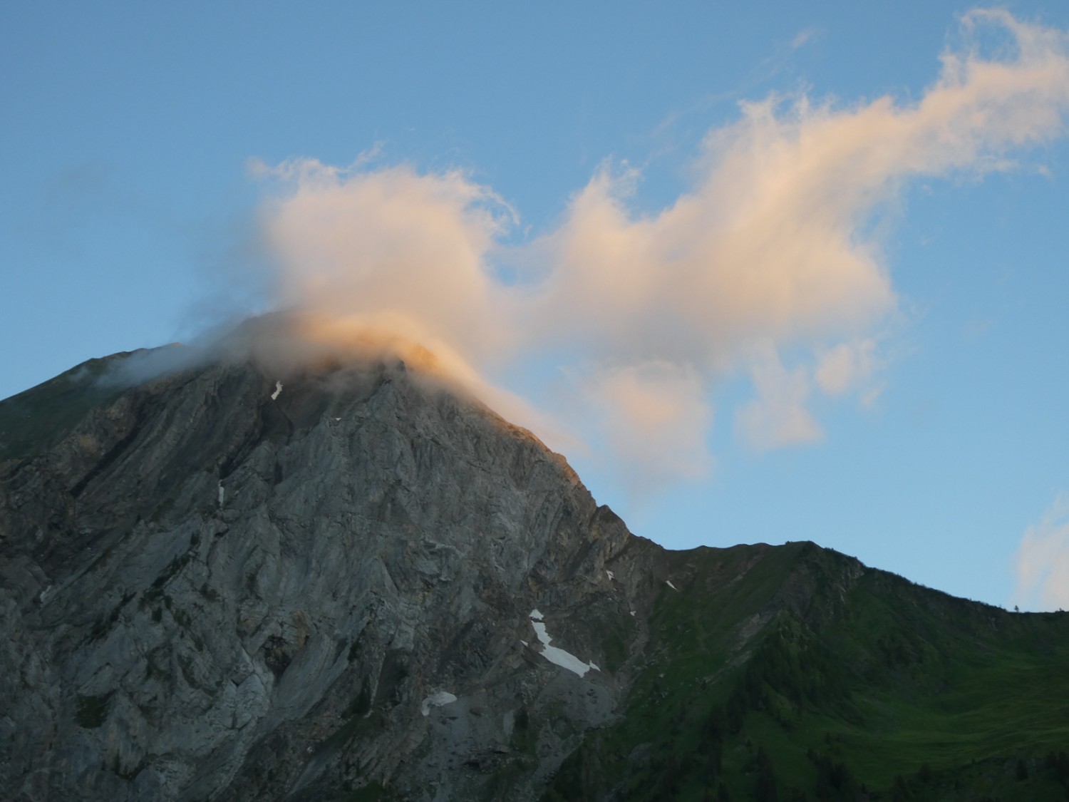 Die Sonne kündigt sich an, noch liegt aber alles im Schatten.