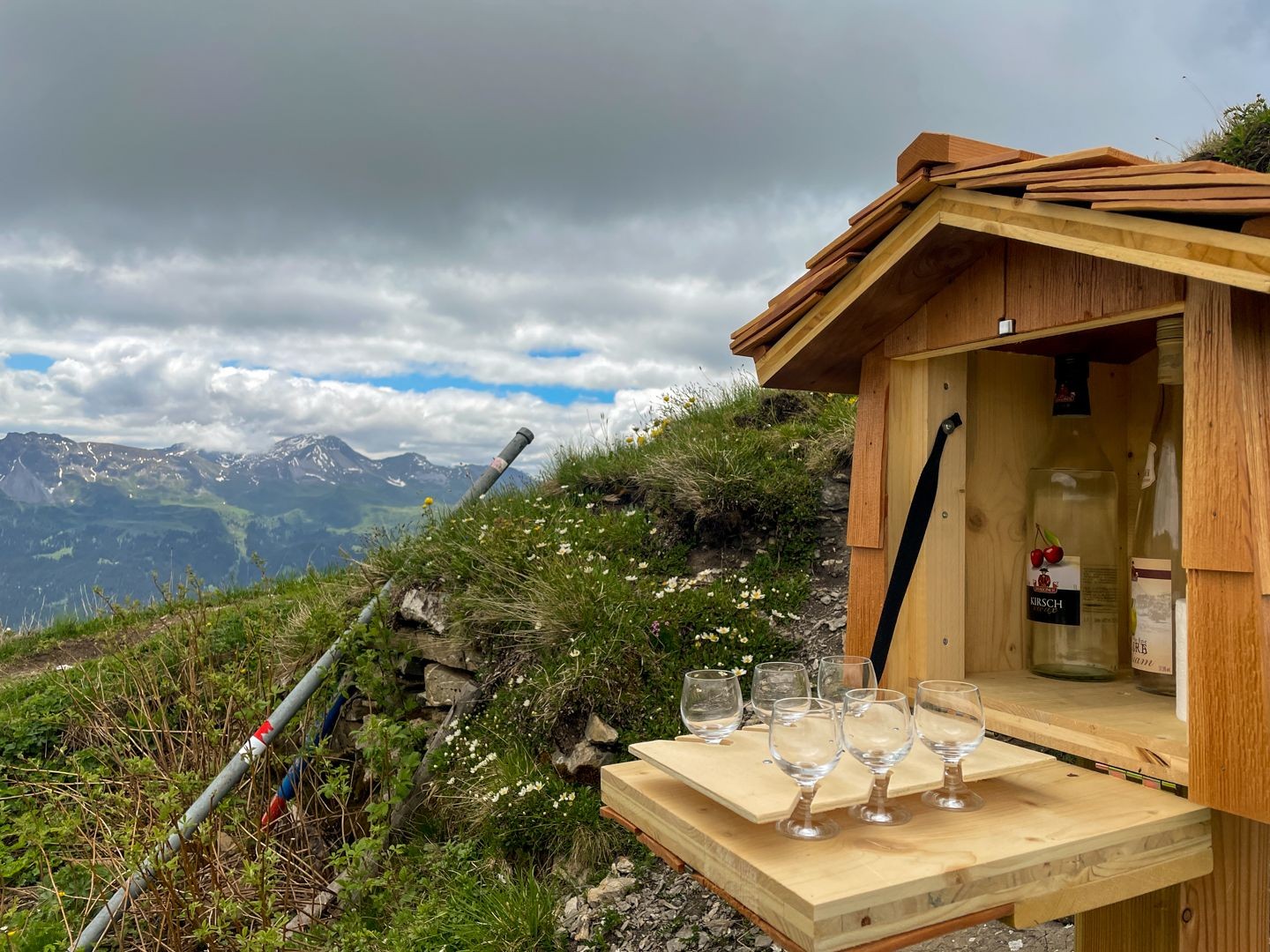 Ein Gipfeltrunk erwartet die Wanderer unterhalb des Jägglischhora-Gipfels.