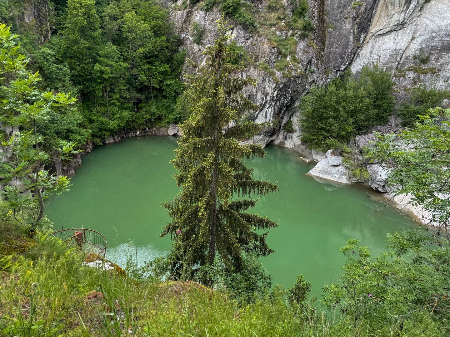 Kleiner Stausee bei der Hängebrücke Massegga