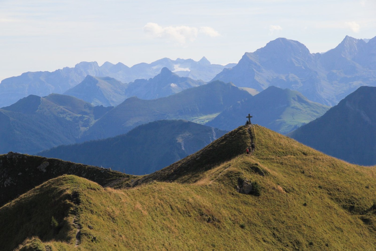 De la croix du sommet, sur le Männli, vue impressionnante sur les Alpes d’Obwald.