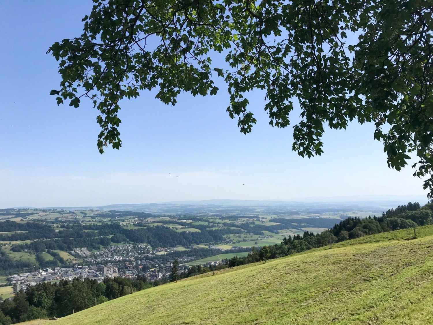 Die Wanderung beginnt in Schwarzenberg. Im Tal ist Malters sichtbar.