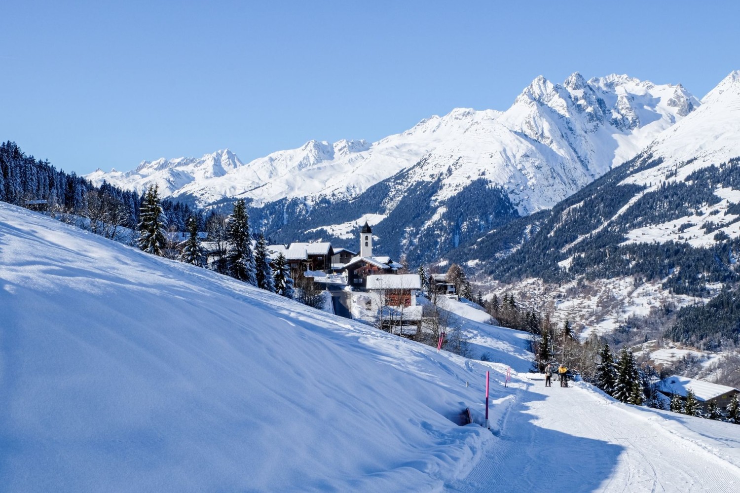 Le hameau enneigé de St. Martin, but de cette randonnée hivernale.