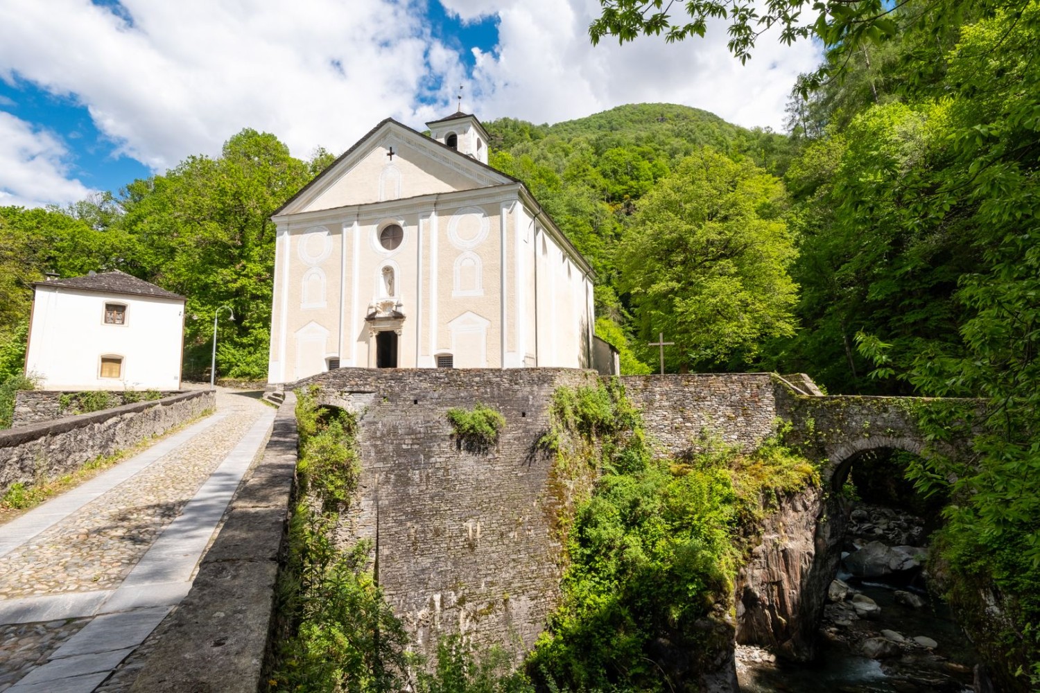 Avec son vieux pont voûté en pierre et son ancienne maison de pèlerinage, l’église Sant’Anna (aussi appelée Chiesa della Madonna del Ponte Chiuso) forme un ensemble enchanteur à l’entrée de la gorge de la Traversagna.