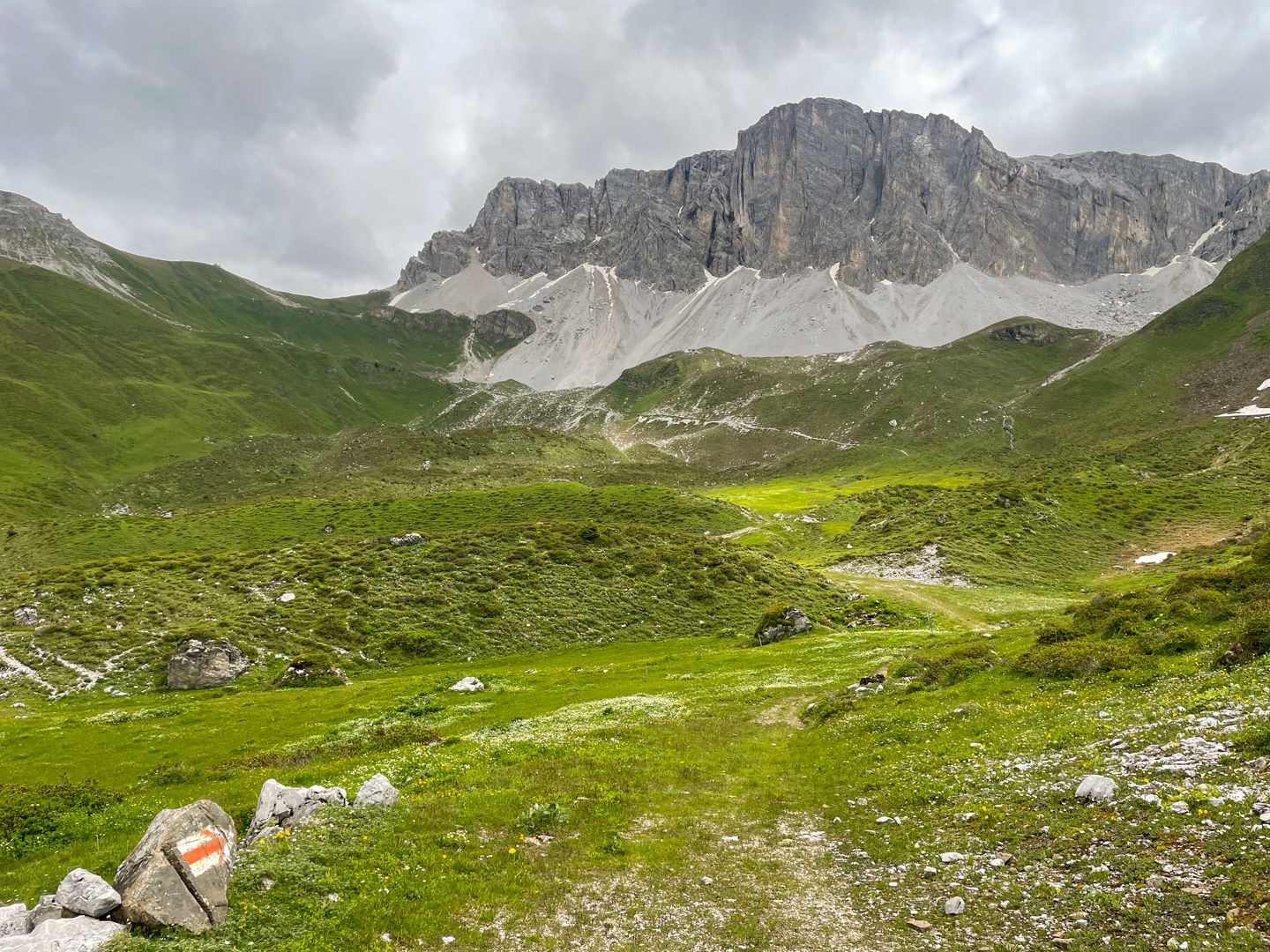 Blick auf das imposante Rätschahorn beim Abstieg.