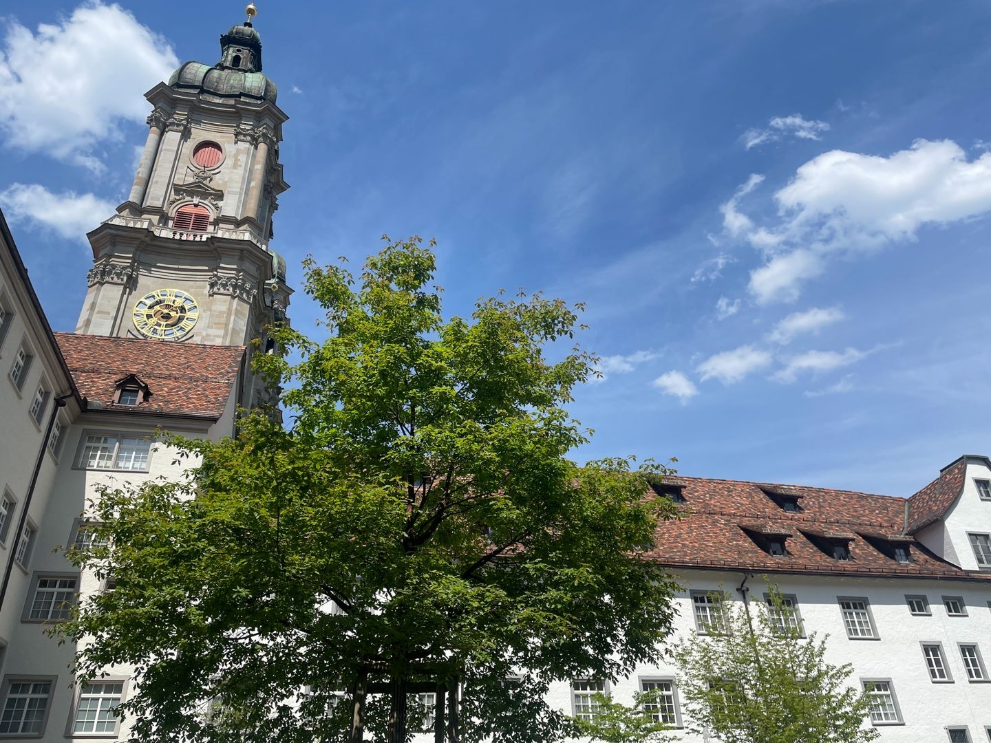 Im Innenhof der Stiftsbibliothek des ehemaligen Benediktinerklosters